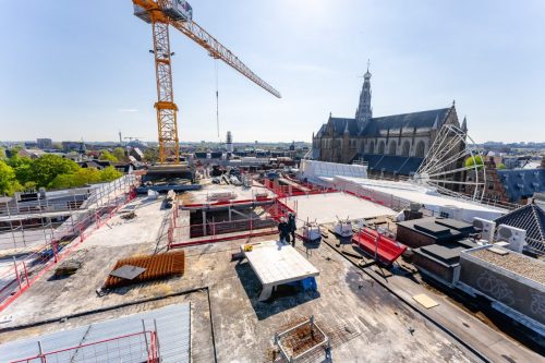 Constructie van gebouw tijdens bouwfase gefotografeerd op locatie
