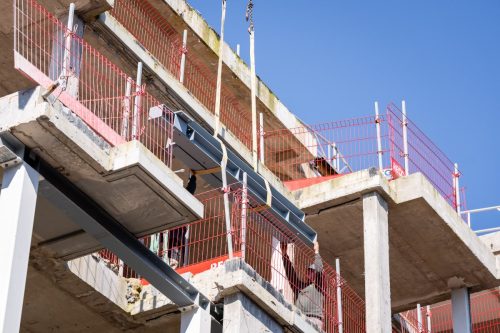 Bouwplaats met constructiewerk vastgelegd in professionele bouwfotografie