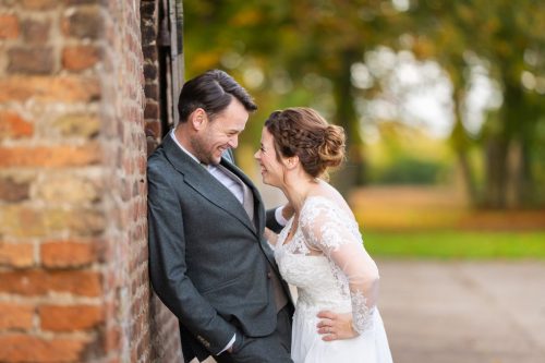 Spontaan moment tussen bruid en bruidegom tijdens de trouwshoot