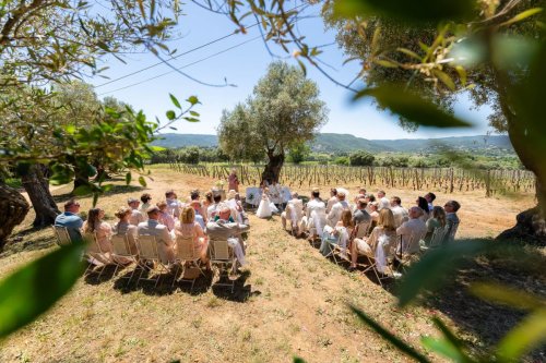 Overzichtsfoto van de ceremonie met focus op het bruidspaar in Spanje