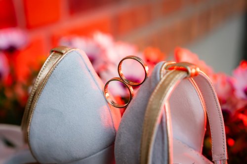 Detailfoto van trouwringen op de hakken met kleur flitsers