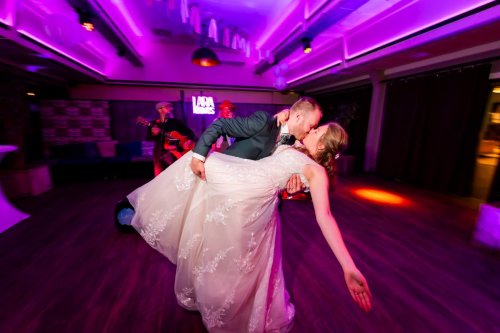 Eerste dans van bruid en bruidegom tijdens het avondfeest