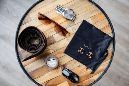 Detailfoto van trouwringen, sieraden 