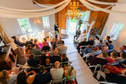 Ceremonie met aanwezige gasten in een sfeervolle trouwlocatie