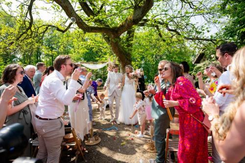 Ceremonie onder een grote kastanjeboom in Nedeland 