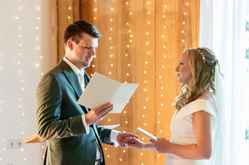 Emotioneel moment tijdens het uitwisselen van de geloften bij de huwelijksceremonie