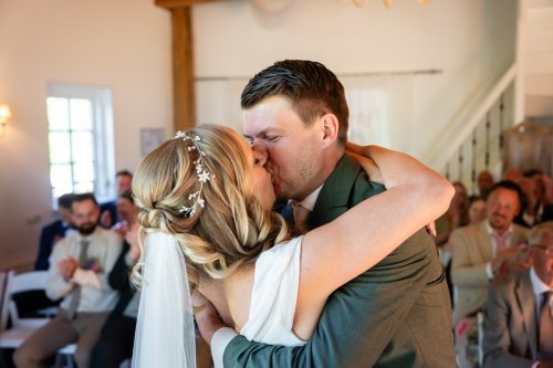 Intiem portret van het bruidspaar direct na de ceremonie