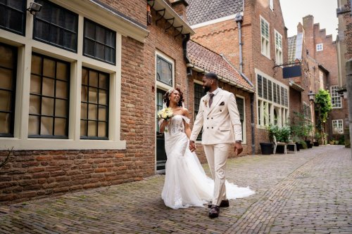 Spontane lach van de bruid en bruidegom tijdens de huwelijksdag