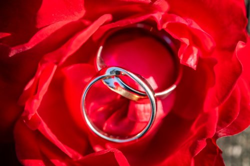 Detailfoto van trouwringen als symbool van het huwelijk