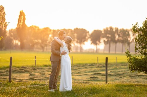 Laatste portret van het bruidspaar bij avondlicht