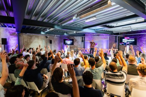 Presentatie tijdens seminar met focus op spreker en interactie met publiek