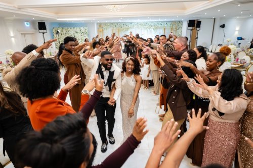 Avondbeeld met sfeerverlichting en feestende gasten