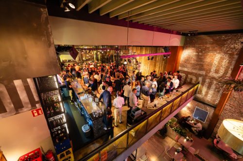 Netwerkbijeenkomst met interactie tussen gasten vastgelegd in fotografie