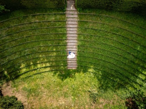 Het bruidspaar van bovenaf gefotografeerd met de Drone