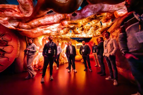 Bezoekers luisteren aandachtig tijdens zakelijke presentatie