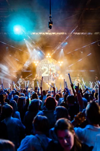 Bedrijfsevenement vastgelegd met focus op locatie en sfeer