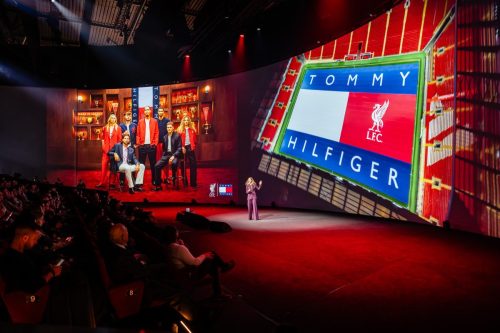 Keynote speaker gefotografeerd in professioneel congresdecor