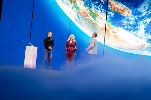 Sprekers op podium tijdens zakelijk congres vastgelegd door evenementenfotograaf